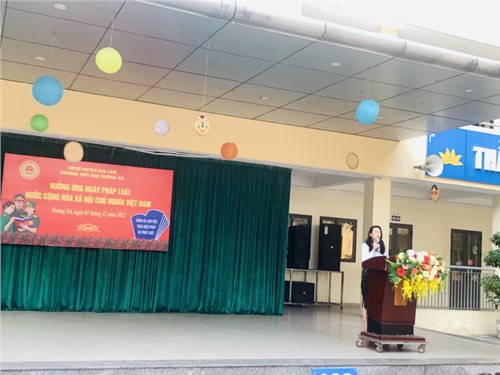 Trường Tiểu học Dương Xá tổ chức tuyên truyền hưởng ứng Ngày pháp luật nước Cộng hòa Xã hội chủ nghĩa Việt Nam vào buổi sinh hoạt đầu tuần.